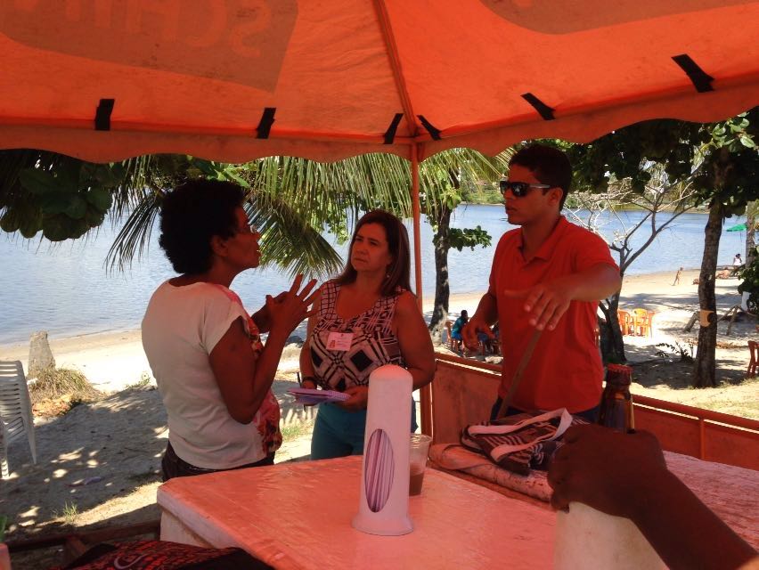 Fiscalização da Vigilancia Sanitaria a comerciantes que atuam na Praia da Cristo, em Ilheus. Foto Sedic Ilheus