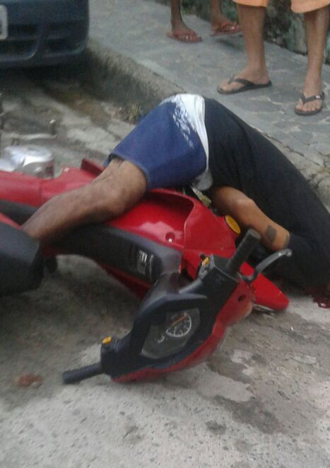 A vítima pilotava uma moto quando foi alvejada com vários tiros