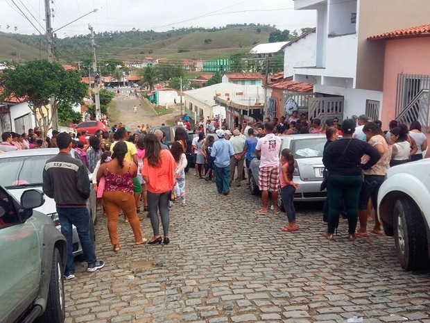 Muita gente acompanhou o sepultamento das vítimas (Imagem: TV Santa Cruz)