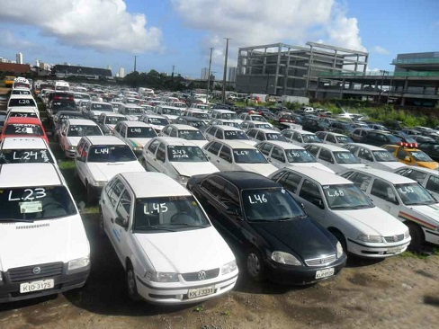 Os carros estão no pátio do Detran