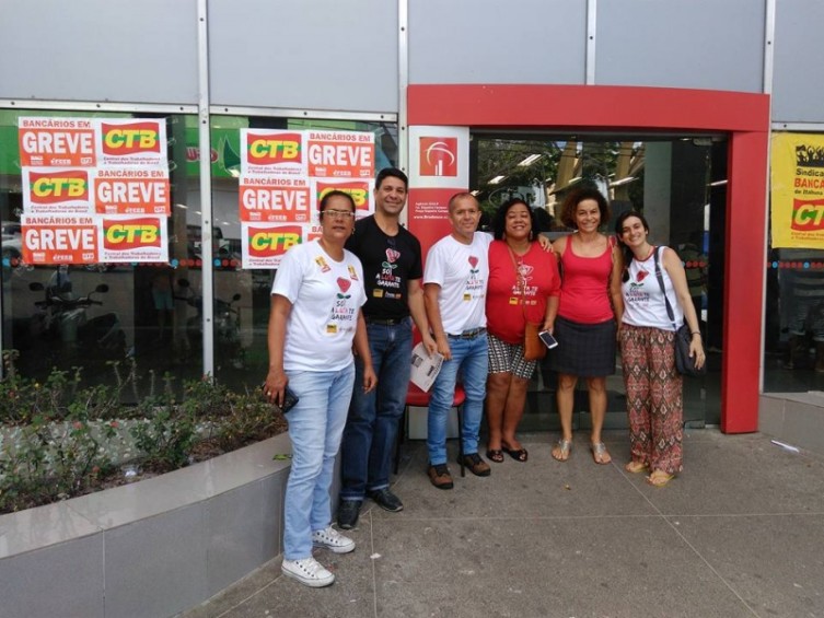 Durante a greve, os grevistas estão se mobilizando em frente às agências