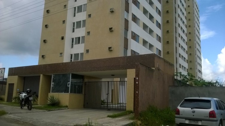 Os proprietários esperam há dois anos pela entrega dos imóveis