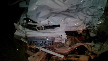 O carro das vítimas ficou completamente destruído (foto: Blog Itapetinga Já)
