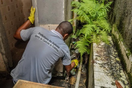 Trabalho-de-combate-ao-mosquito-da-dengue-chega-a-casas-fechadas-em-Itabuna-Foto-Gabriel-de-Oliveira-4-1