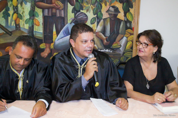 O escritor e professor André Rosa Ribeiro foi empossado no cargo de presidente da Academia de Letras de Ilhéus - Foto Clodoaldo Ribeiro