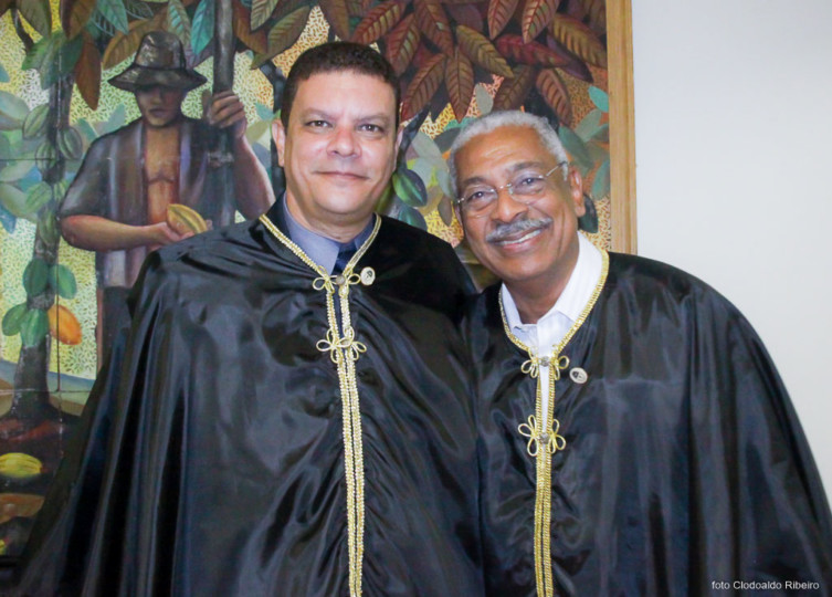 Presidente da Academia de Letras de Ilhéus André Rosa Ribeiro com o ex-presidente da Academia Josevandro Nascimento – Foto Clodoaldo Ribeiro