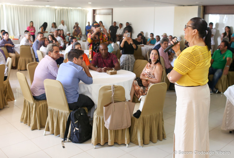 A deputada Ângela Sousa destacou a data e falou da contribuição do jornalista na história de Ilhéus - Foto Clodoaldo Ribeiro