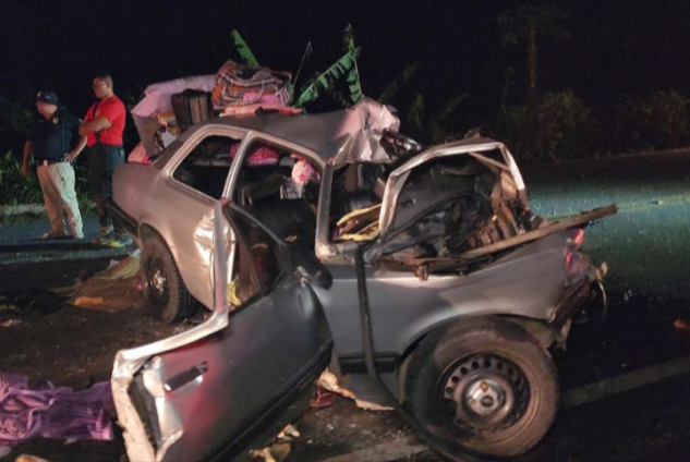 O Chevette ficou completamente destruído 